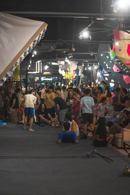 The gym packed with people in the afternoon.